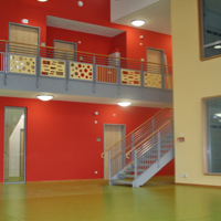 Treppenkonstruktion und Galeriegeländer in einer Kindertagesstätte